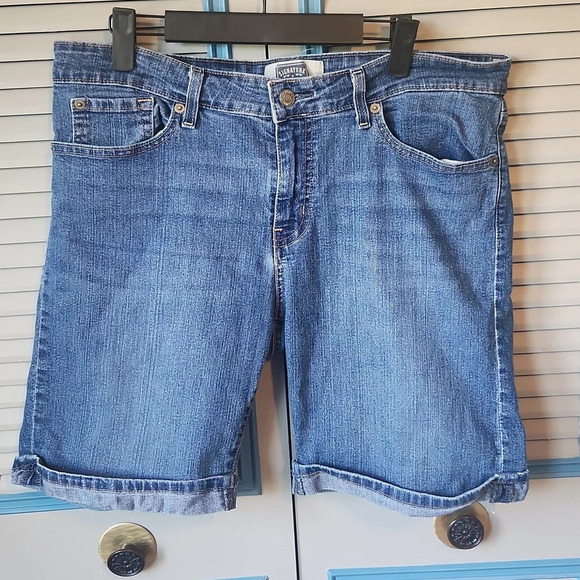 Signature by Levi Strauss Women’s Denim Shorts - Picture 2 of 9